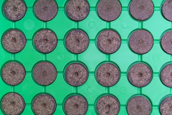 Antenne kijk veel droog planter turf pellets in groene Tablet PC — Stockfoto