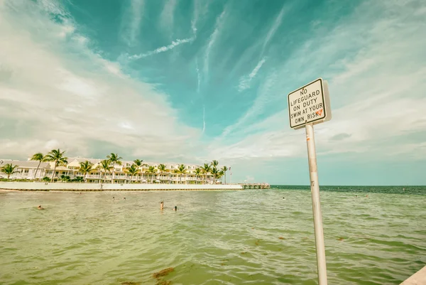 Praia Atlântica com apartamentos de férias de verão em Key West Florida — Fotografia de Stock