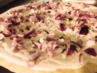 Havadan görünümü lezzetli alsatian tarte flambee geleneksel Fransız Gıda