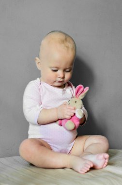 Küçük bebek ve bunny