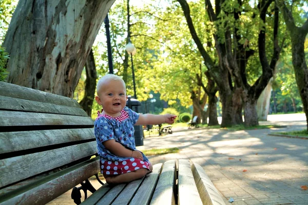 Baby op een bankje — Stockfoto