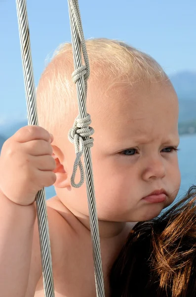 Grave bambino sembra lontano — Foto Stock