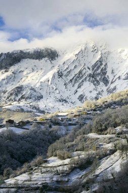 Riosa ve Quiros konseyleri arasında yer alan Sierra del Aramo 'nun karlı manzarası Asturias' ın merkezi dağına dahil. Fotoğrafta görülen kasaba Muriellos..