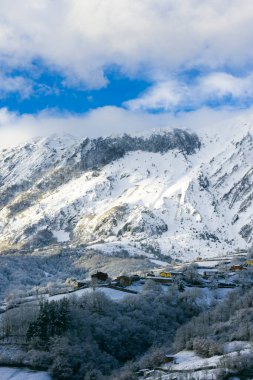 Riosa ve Quiros konseyleri arasında yer alan Sierra del Aramo 'nun karlı manzarası Asturias' ın merkezi dağına dahil. Fotoğrafta görülen kasaba Muriellos..