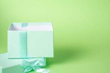 Bu fotoğraf insanlar arasındaki yakınlık kavramlarını göstermeyi amaçlıyor. Stüdyoda yapay ışık ve yeşil bir renkle çekiliyor..