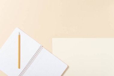 Farklı kavramları ve fikirleri aktarmayı amaçlayan yumuşak renk fotoğrafçılığı. Fotoğraf yumuşak ışıkla çekiliyor ve baskın renkler sarı-turuncu ve krem rengi..