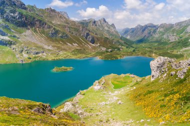 Fotoğraf, aynı zamanda bir biyosfer rezervi olan Valley Doğal Parkı 'nda çekildi. Bu güzel ve basit rota İspanya' nın Asturias kentindeki Somiedo Gölü Vadisi 'nden başlıyor..