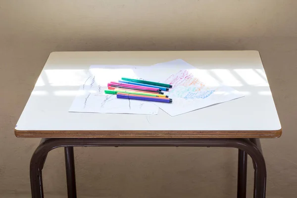 Photographie Crayons Colorés Dessins Enfant Sur Bureau Dans Une Salle — Photo