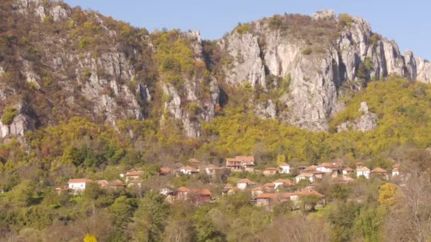 Wieś pod skałami gór — Wideo stockowe