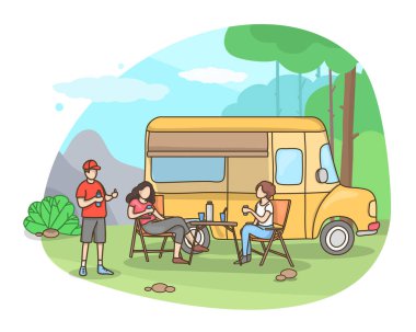 Hafta sonu açık hava. Karavanı olan bir aile. 