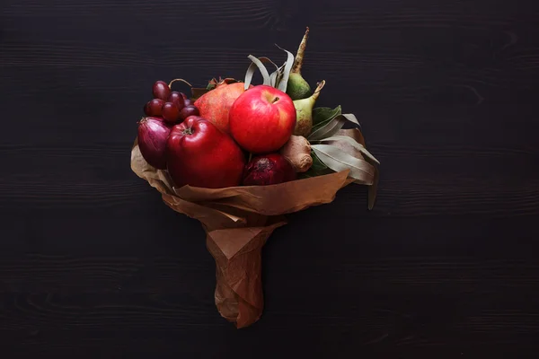 Frutas y hortalizas en forma de ramo sobre fondo negro — Foto de Stock