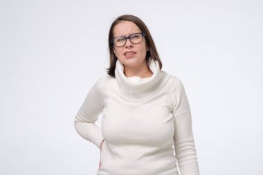 Fileto spazmı. Omurgası incinmiş gözlüklü olgun bir kadın..