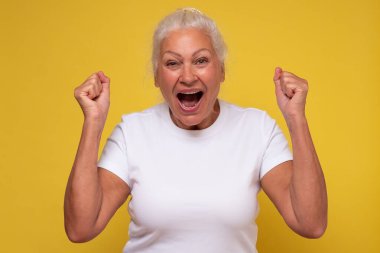 Kafkasyalı olgun kadın evet diye bağırıyor yumruklarını havada tutuyor.