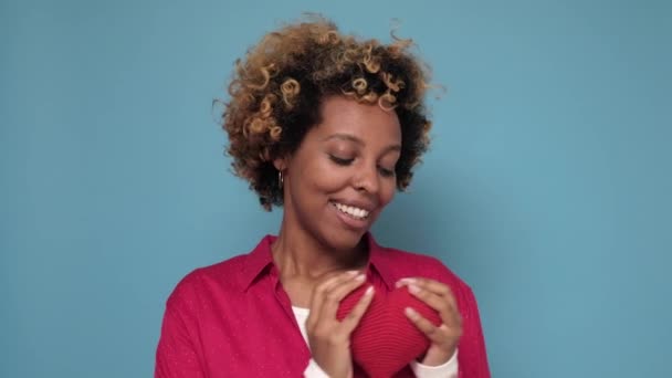 Afrikai fiatal nő kezében piros szív játék, hogy valaki a szeretetét. — Stock videók