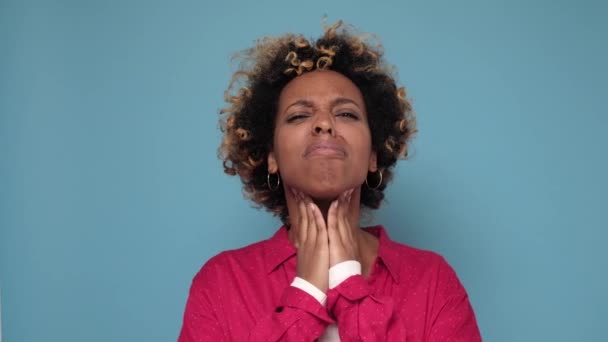 Afričanky americká žena s kudrnatými vlasy dotek krku cítí nepohodlí bolestivé pocity těžké spolknout — Stock video