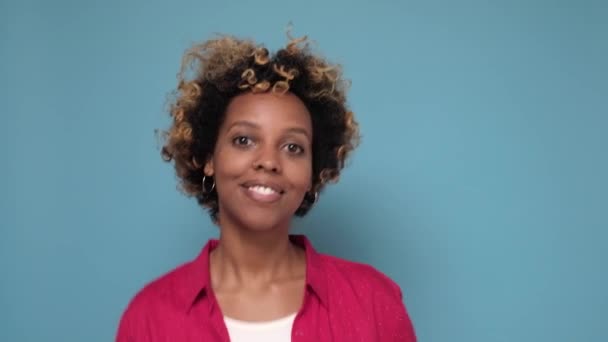 Smiling curly woman showing ok sign and looking at the camera — Stock Video