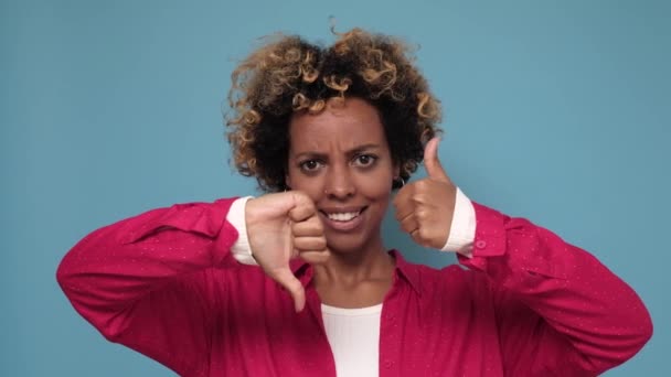 Mooie afrikaanse vrouw wordt verward maken duimen op en neer — Stockvideo