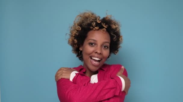 Afrikai amerikai nő göndör hajjal öleli magát, vigyázva az egészségére. — Stock videók