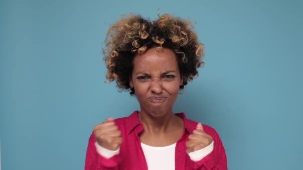 Angry african tanara femeie tipand tinand pumni fiind supărat pe cu prietenul ei . — Videoclip de stoc