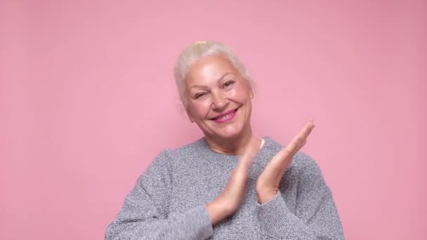 Mujer caucásica mayor sintiéndose feliz y exitosa, sonriendo y aplaudiendo — Vídeo de stock