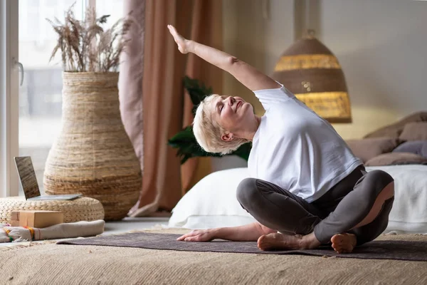Olgun kadın yoga yapıyor.