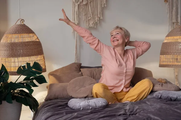 Mujer Mayor Caucásica Usando Pijama Sonriendo Sala Estar Brillante Estirándose — Foto de Stock