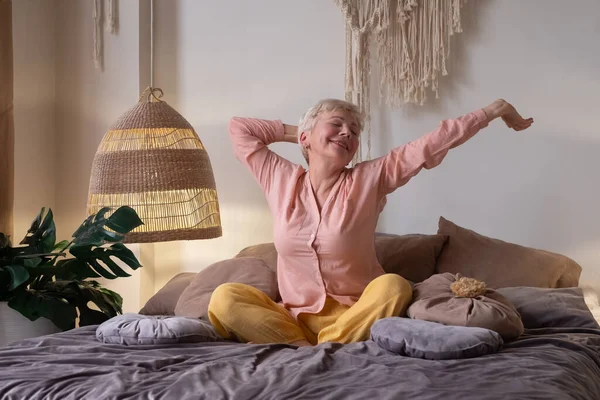 Mujer Mayor Caucásica Usando Pijama Sonriendo Sala Estar Brillante Estirándose — Foto de Stock