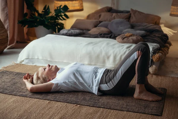 Senior Sporty Woman Practicing Yoga Lying Floor Resting Yoga Home — Stock Photo, Image