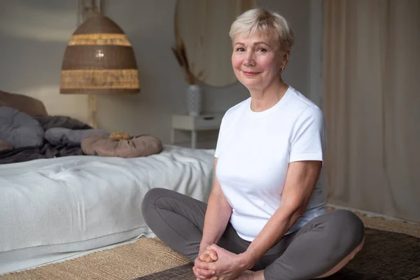 Senior Kaukasiska Kvinna Som Gör Yoga Eller Pilates Utbildning Sitter — Stockfoto