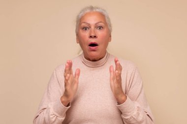 Endişeli yaşlı kadın ne yapacağını bilmiyor, haberlerden korkuyor. Stüdyo çekimi