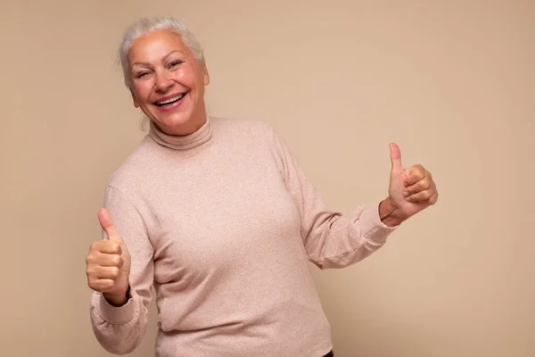 Счастливая Пожилая Женщина Показывает Два Больших Пальца Вверх Счастливой Делая — стоковое фото