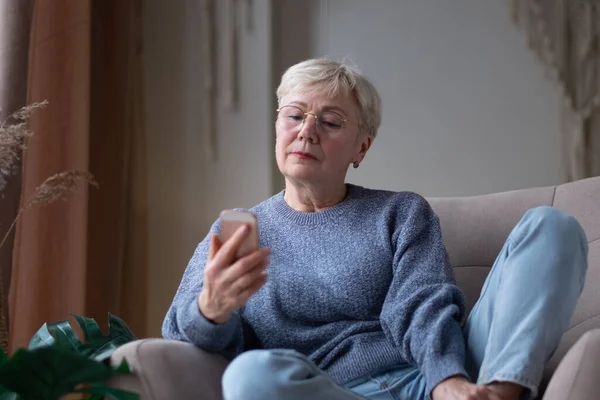 Senior kvinna väntar på ett telefonsamtal hemma — Stockfoto