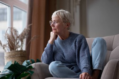 Yaşlı beyaz kadın vagonda dinleniyor, yaz gününün tadını çıkarın.