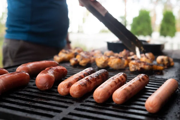 Kiełbaski grillujące na grillu gazowym. — Zdjęcie stockowe