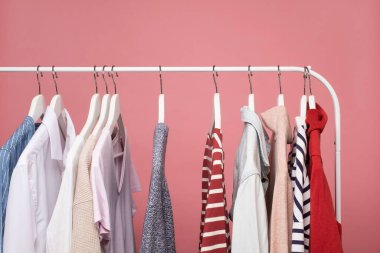 Giysiler bir mağazanın rafında asılı.