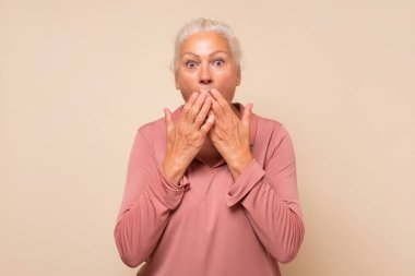 Sunbae, ağzını avuçlarıyla kapatan bayanın şok etkisi altında kaldığını söyledi. Stüdyo çekimi.