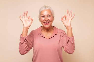 Kıdemli kadın el hareketleriyle seçimini onaylıyor..