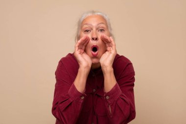 Üst düzey İspanyol kadın elleri ağızda kameraya bağırıyor ve çığlık atıyor..