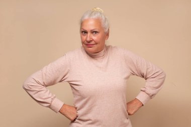 Kameraya bakıp gülümseyen son sınıf öğrencisi kadın. Stüdyo çekimi