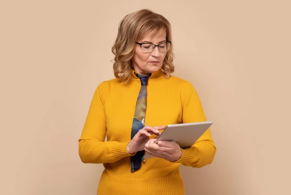 Senior Business Woman Using Tablet Task Moderní Technologie Obchod Stáří — Stock fotografie