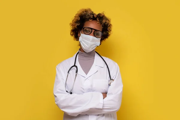 Giovane Donna Africana Con Una Maschera Medica Sanità Durante Concetto — Foto Stock