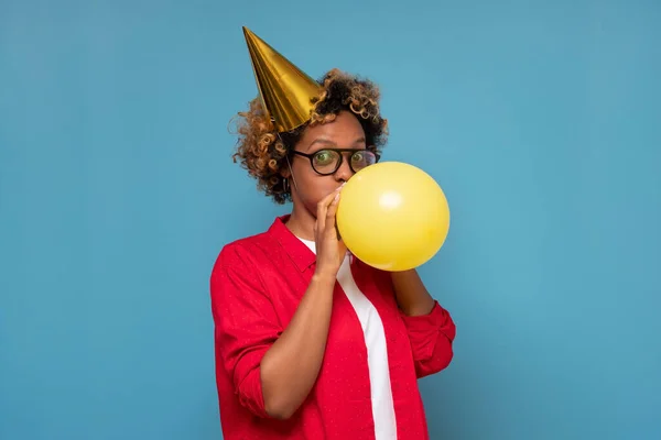Mulher Africana Espantada Soprando Balão Para Festa Aniversário Estúdio Tiro — Fotografia de Stock