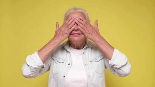 Senior mulher abrindo os olhos, sendo chocado com o presente em sua festa de aniversário, mostrando polegar para cima — Vídeo de Stock