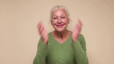 Kafkasyalı, saçları düğümlenmiş, ağzı açık bir kadın.