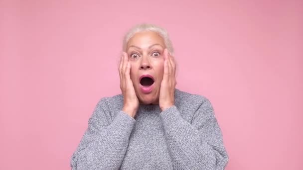 Senior donna ispanica di essere stupito con la bocca aperta a causa della sorpresa — Video Stock