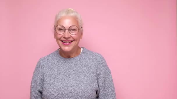 Gelukkig senior vrouw in bril hebben plezier dansen — Stockvideo