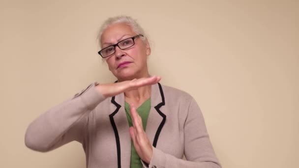 Женщина в очках делает тайм-аут жестом руками, расстроенным и серьезным лицом — стоковое видео