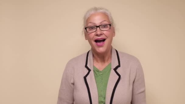 Χαρούμενη ηλικιωμένη λευκή γυναίκα που σφίγγει γροθιές σαν νικήτρια.. — Αρχείο Βίντεο