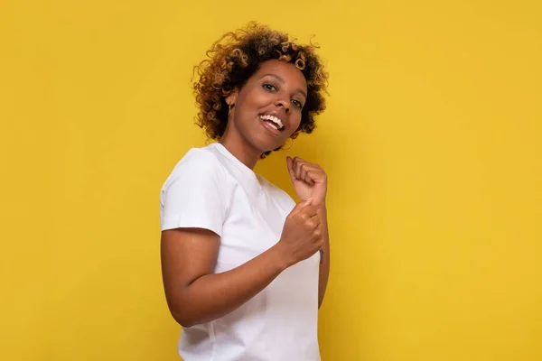 Uma Jovem Afro Americana Dançar Sorrir Estúdio Tiro Parede Rosa — Fotografia de Stock