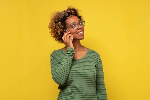 Afrikaanse Vrouw Chatten Met Vriend Voelt Zich Gelukkig Praten Telefoon — Stockfoto